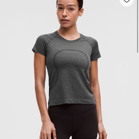 Lululemon Swiftly Tech tee 2.0– waist length - Picture 4 of 4